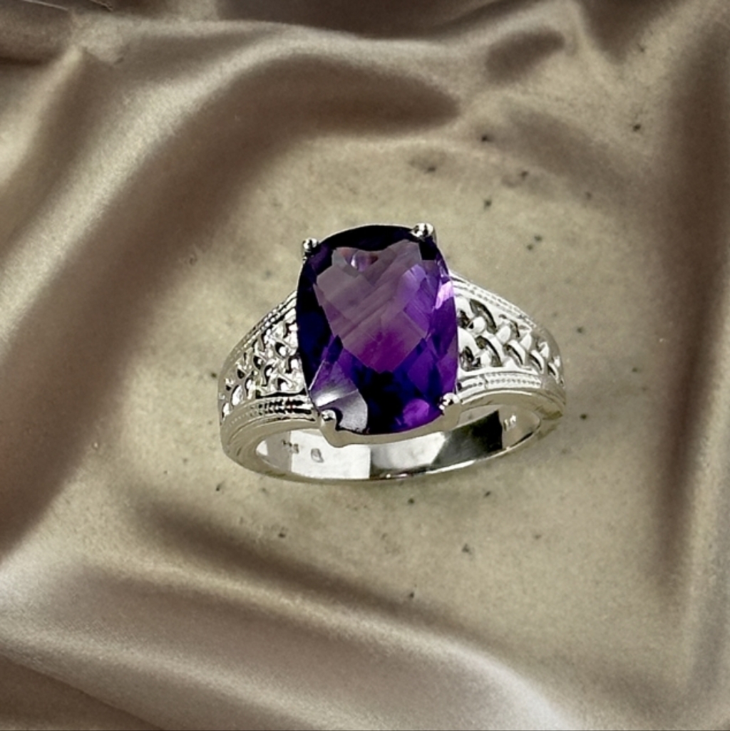 Elegant Silver And Amethyst Ring (1066)